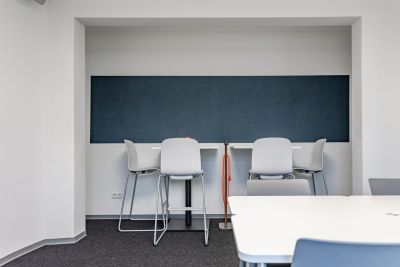 Stehtische und Barhocker für multimodale Räume