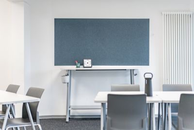 Stehtisch mit Utensilienbox