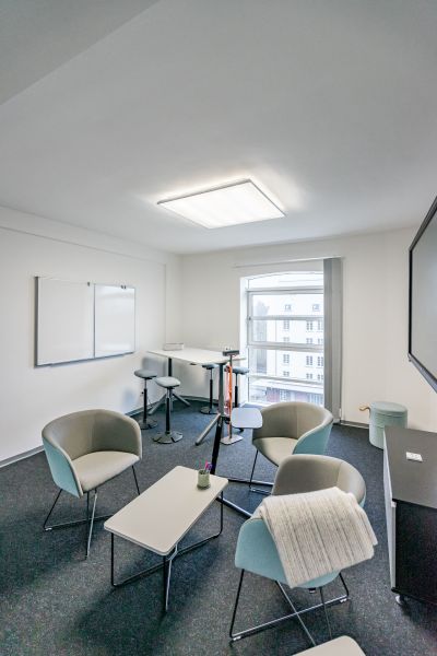 Moderne schlanke Loungesessel mit Beistelltisch