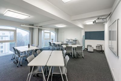 Moderne und flexible Seminarraumlösung mit mobilen Tischen und Stühlen