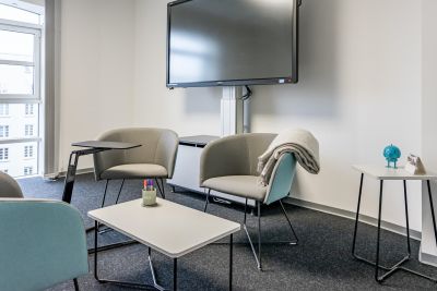 Moderne schlanke Loungesessel mit Beistelltisch