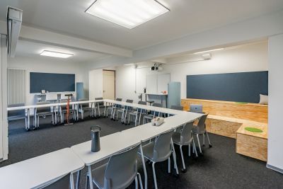 Moderne und flexible Seminarraumlösung mit mobilen Tischen und Stühlen