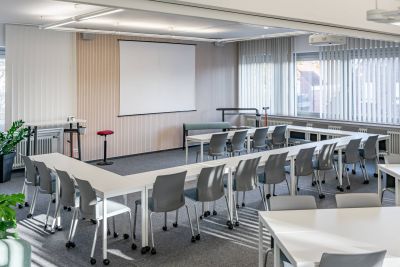 Flexibler Schulungsraum mit mobilen Einzeltischen in Sitzhöhe und rollbaren Stühlen