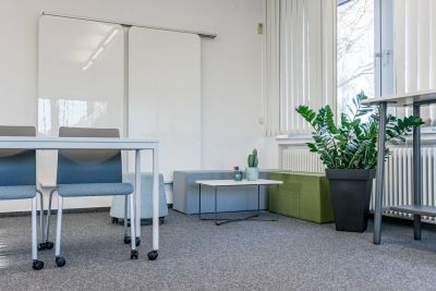 Akustisch wirksame Sitzelemente kombiniert mit einem Beistellitisch